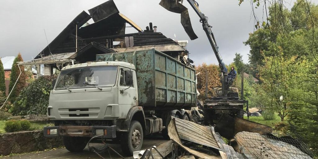 Вывоз мусора после пожара с утилизацией в Каменске-Уральском в октябре