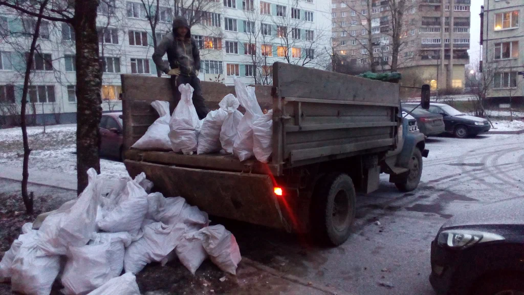 Вывоз мусора в мешках в Каменске-Уральском в октябре