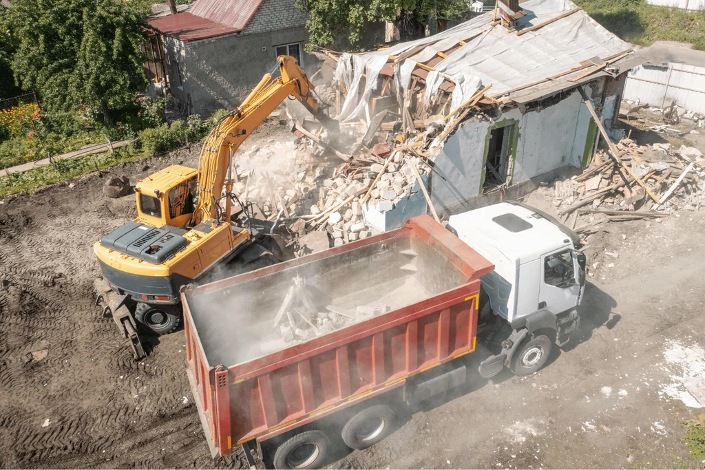 Вывоз мусора после сноса зданий с выездом в Каменске-Уральском в октябре