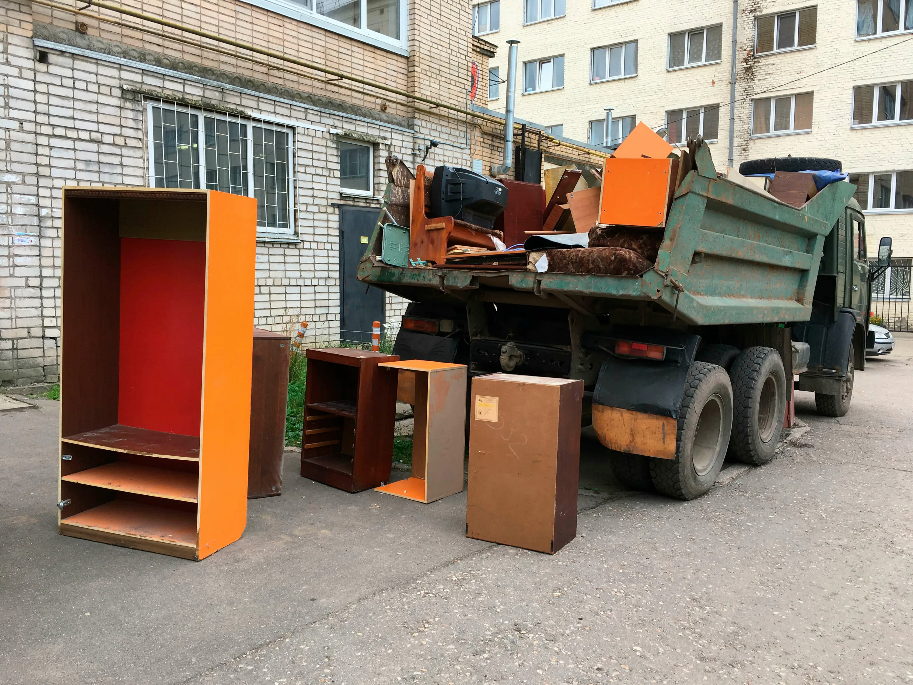 Утилизация старой мебели с вывозом и разбором в Каменске-Уральском в октябре