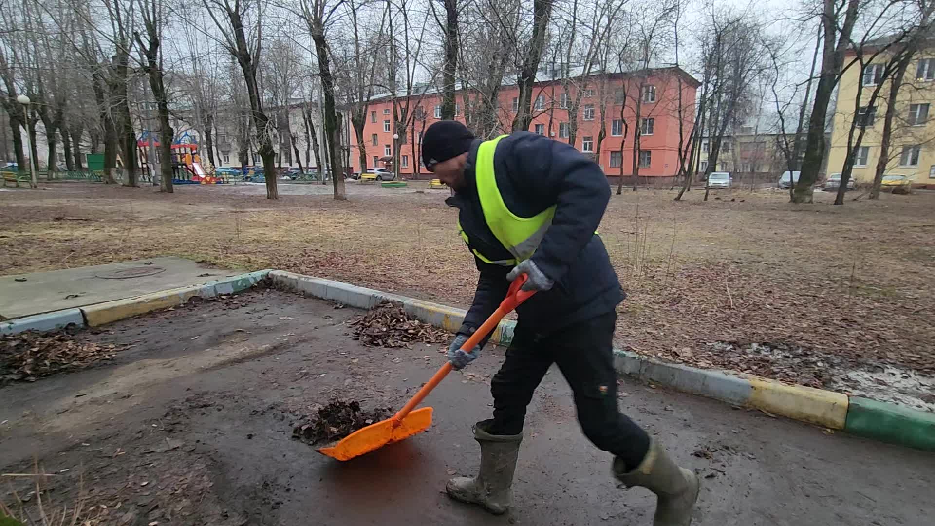 Уборка территорий в Каменске-Уральском в октябре