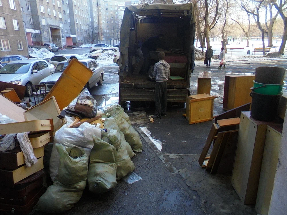 Вывоз мусора из подвала с утилизацией в Каменске-Уральском в октябре