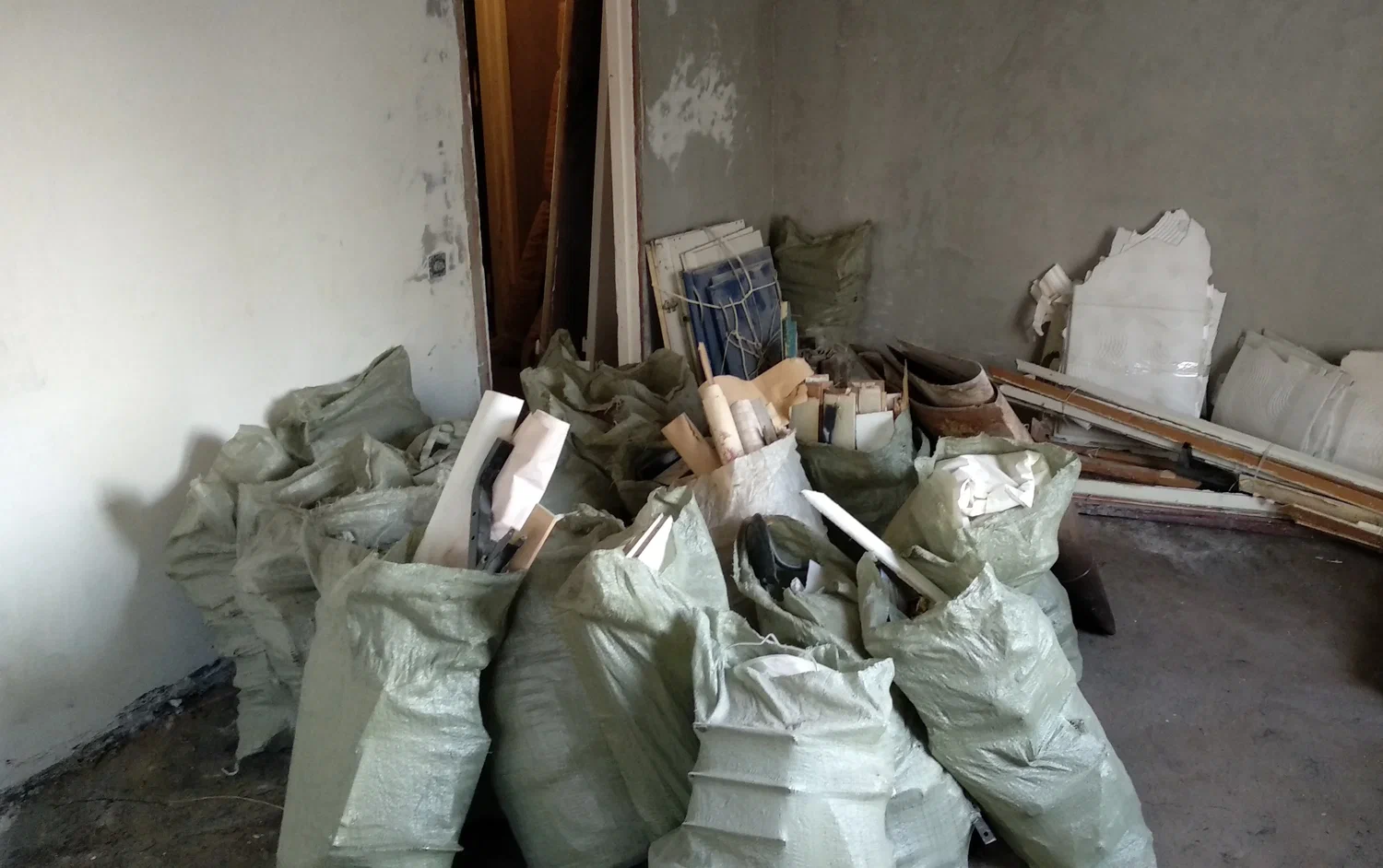Уборка строительного мусора с вывозом и утилизацией в Каменске-Уральском в октябре