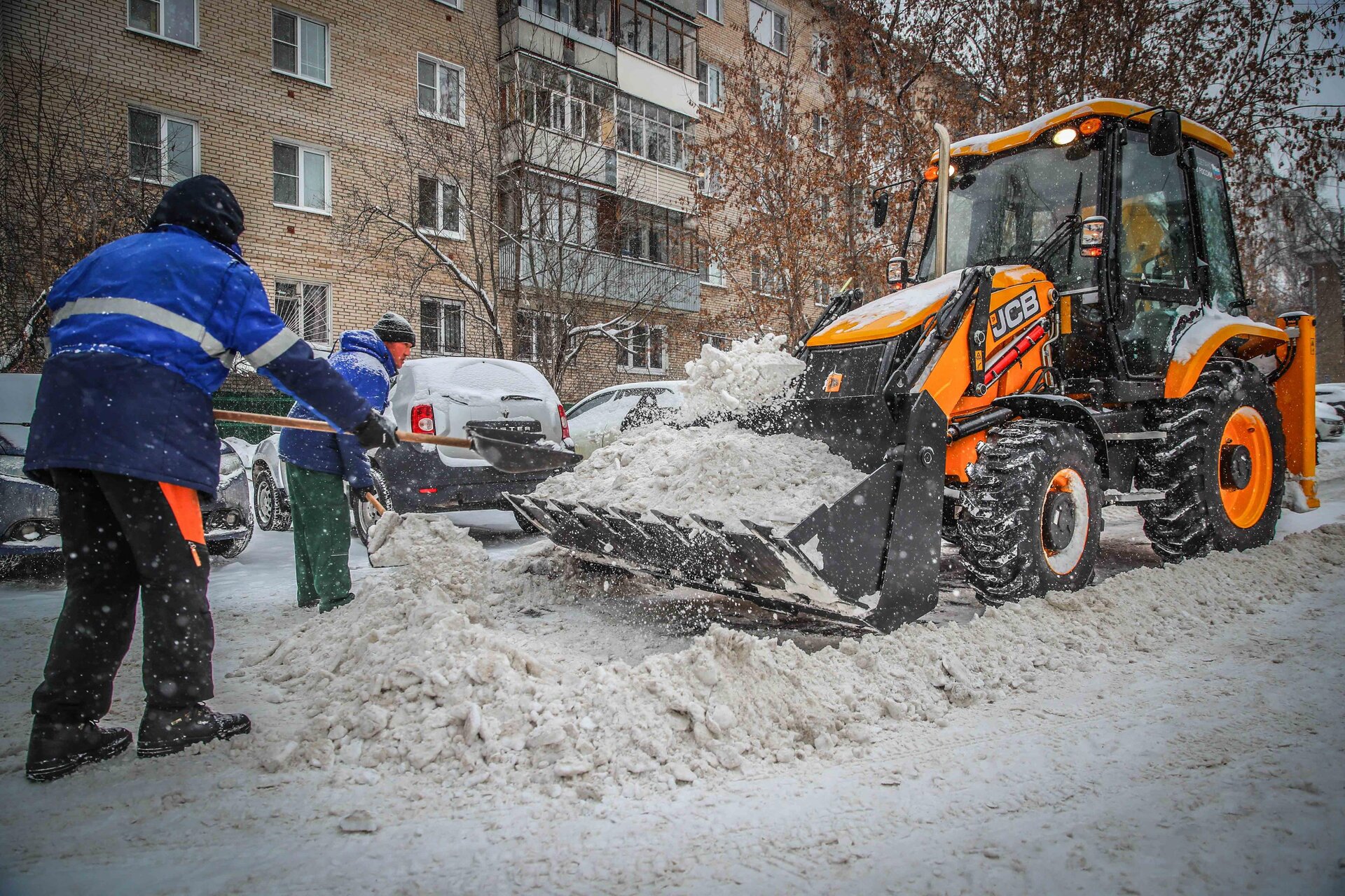 Очистка дворов от снега и наледи в Каменске-Уральском — уборка снега, трактор и ручная, цены от 532 руб. | ПроМусор