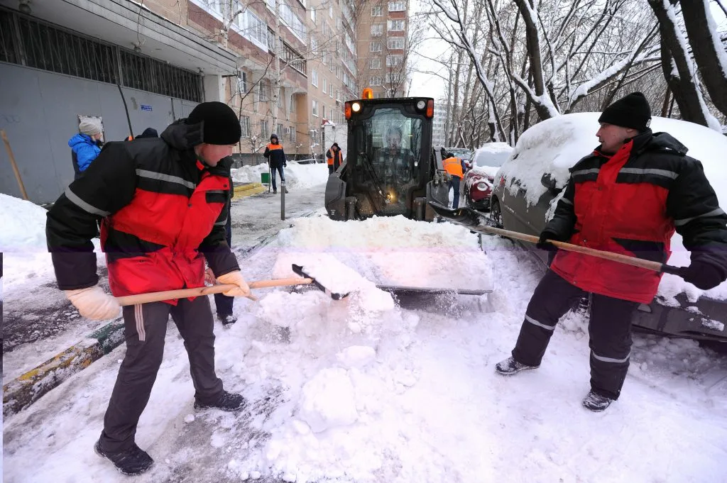 Очистка дворов от снега с гарантией результата в Каменске-Уральском в октябре